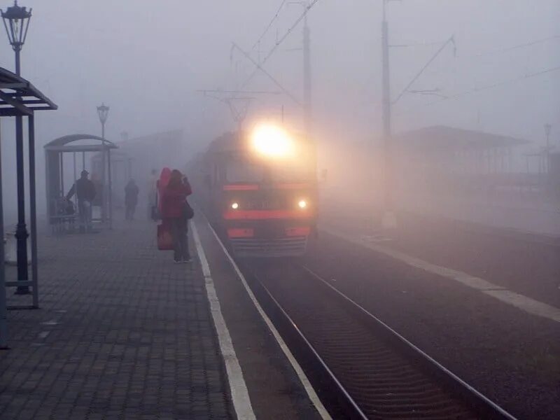 Уходящий поезд. Расставание на перроне. Перрон вокзала. Прощание на перроне.