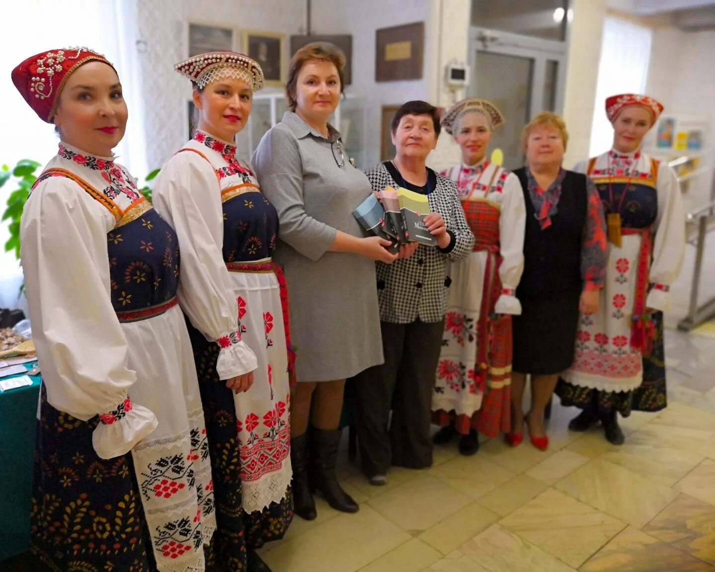 Сайт коми пермяцкого. Коми-Пермяцкий кокошник. Национальный головной убор Коми-Пермяков. Шондибан на Коми это. Национальная одежда Коми Пермяков.