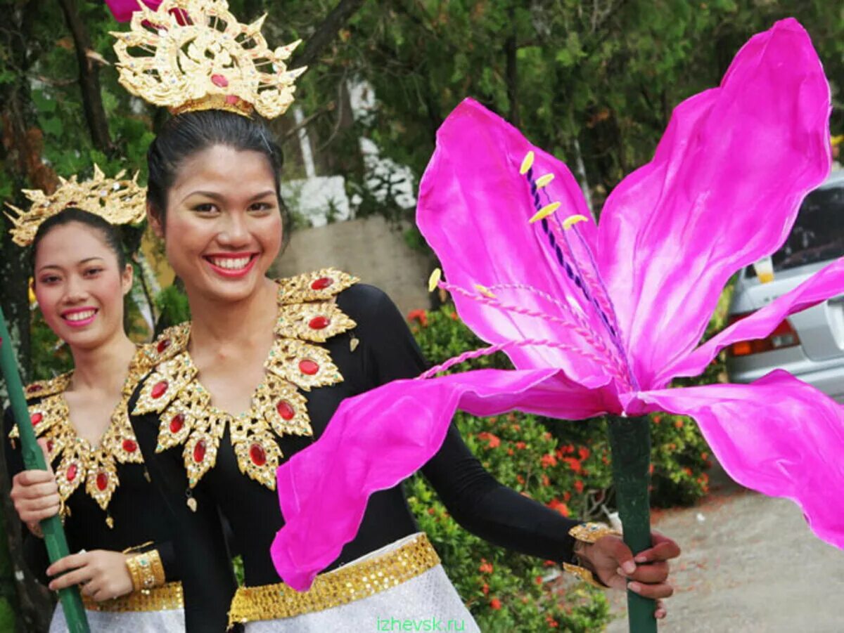 Праздник в тайланде в феврале. Чиангмай Flower Festival. Тайланд праздник цветов. Украшения королевы Таиланда. Тайские девушки.