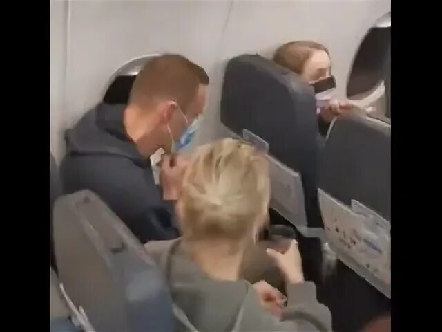 Муж унижает жену в самолете. Навальный в самолете. В самолете с женой. Навальный с женой в самолете.