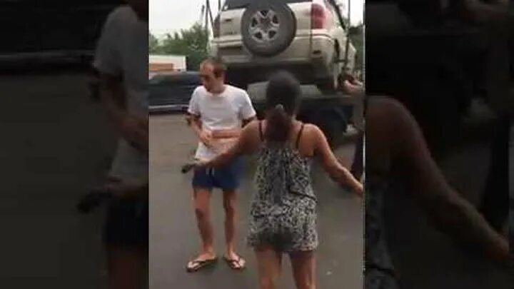 Видео нападения на женщину. Мужчина напал на женщину. Видео нападения на женщину. Подростки избили девочку. Высокая женщина нападает на людей.
