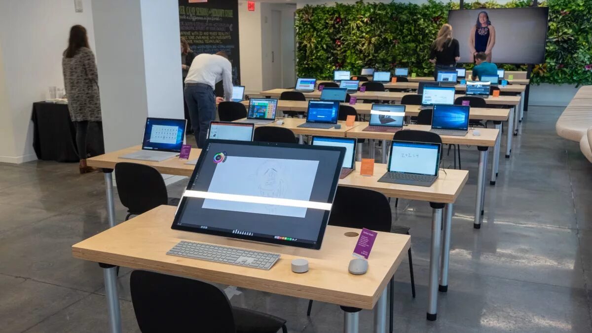 Technology classroom. Школа майкрософт в москве. microsoft classroom. ict classroom. smart school class.