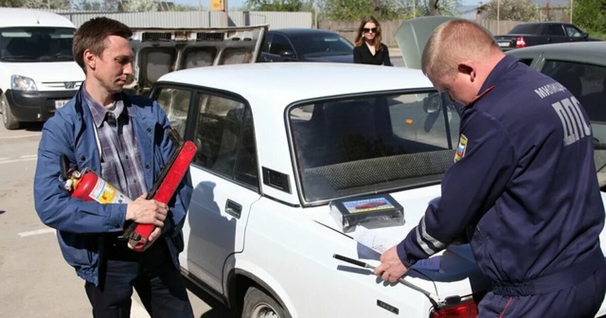 Техосмотр ГАИ. Выписывает штраф. Водитель иностранец. Штрафы для водителей. Сайт техосмотра гибдд