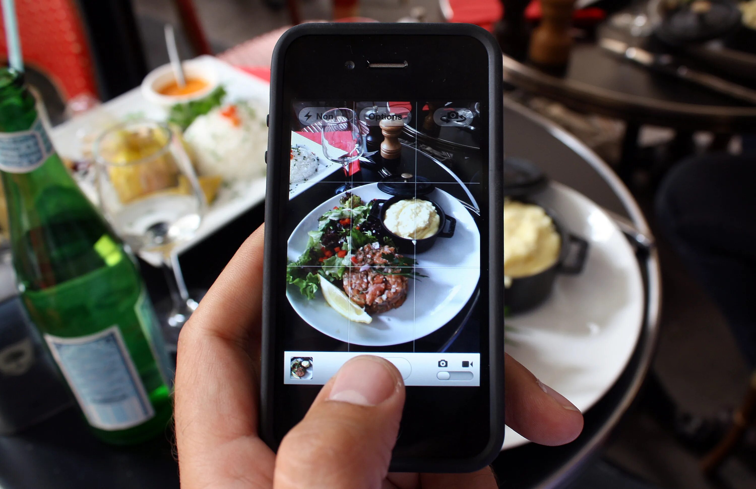 Инстаграмм ресторанов. Фотографирует еду. Ресторан Фотографирование еды. Фотографирует еду на телефон. Люди фотографируют еду в ресторане.