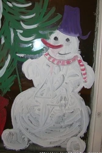 снеговик на окне зубной пастой. гуашь на окнах к новому году. снеговик на окне зубной пастой. новогодняя роспись окон. наклейки на стекла к новому году.