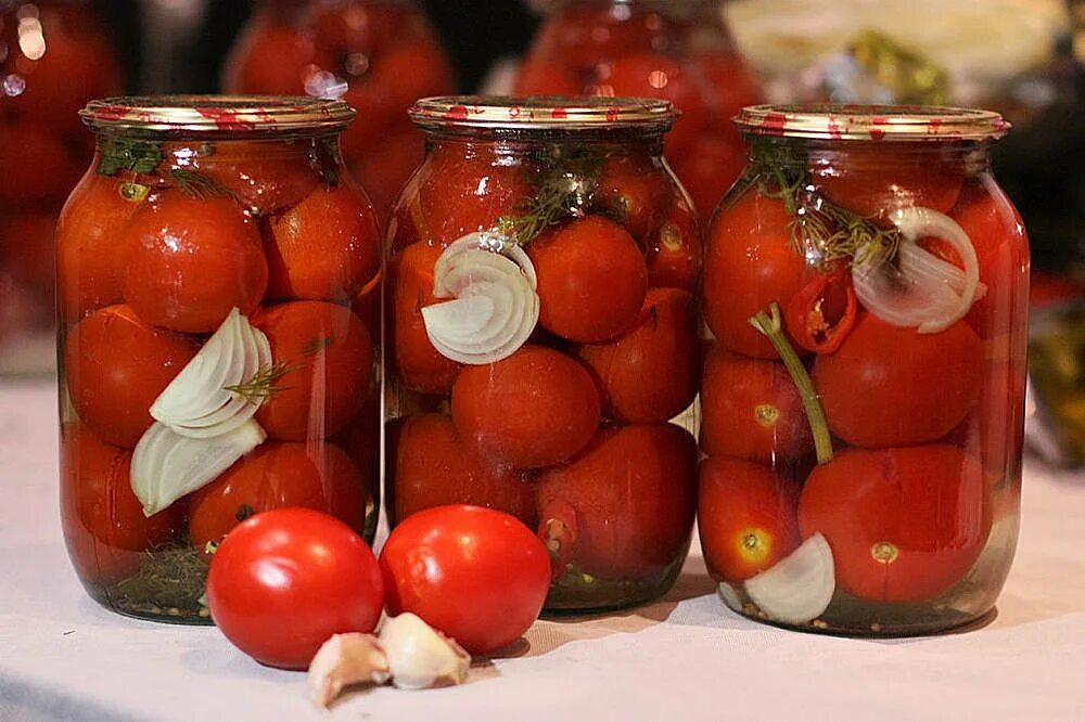 Маринуем домашние помидоры. Pomidori marinad. Помидоры соленые. Консервированные помидоры. Помидоры с чесноком внутри на зиму.