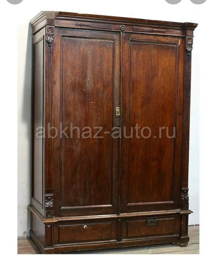 Старый шкаф для одежды. Старый шкаф для одежды
