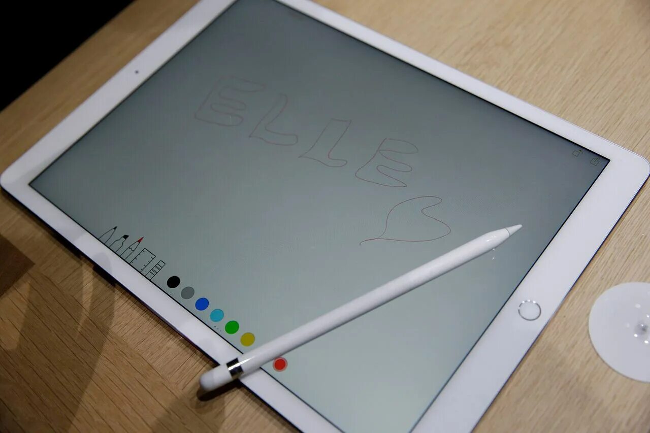 Стилус для планшета днс. Apple ipad pro 12.9 со стилусом. apple pencil ipad 2017. apple ipad (2025) со стилусом. apple ipad pro 11 со стилусом.