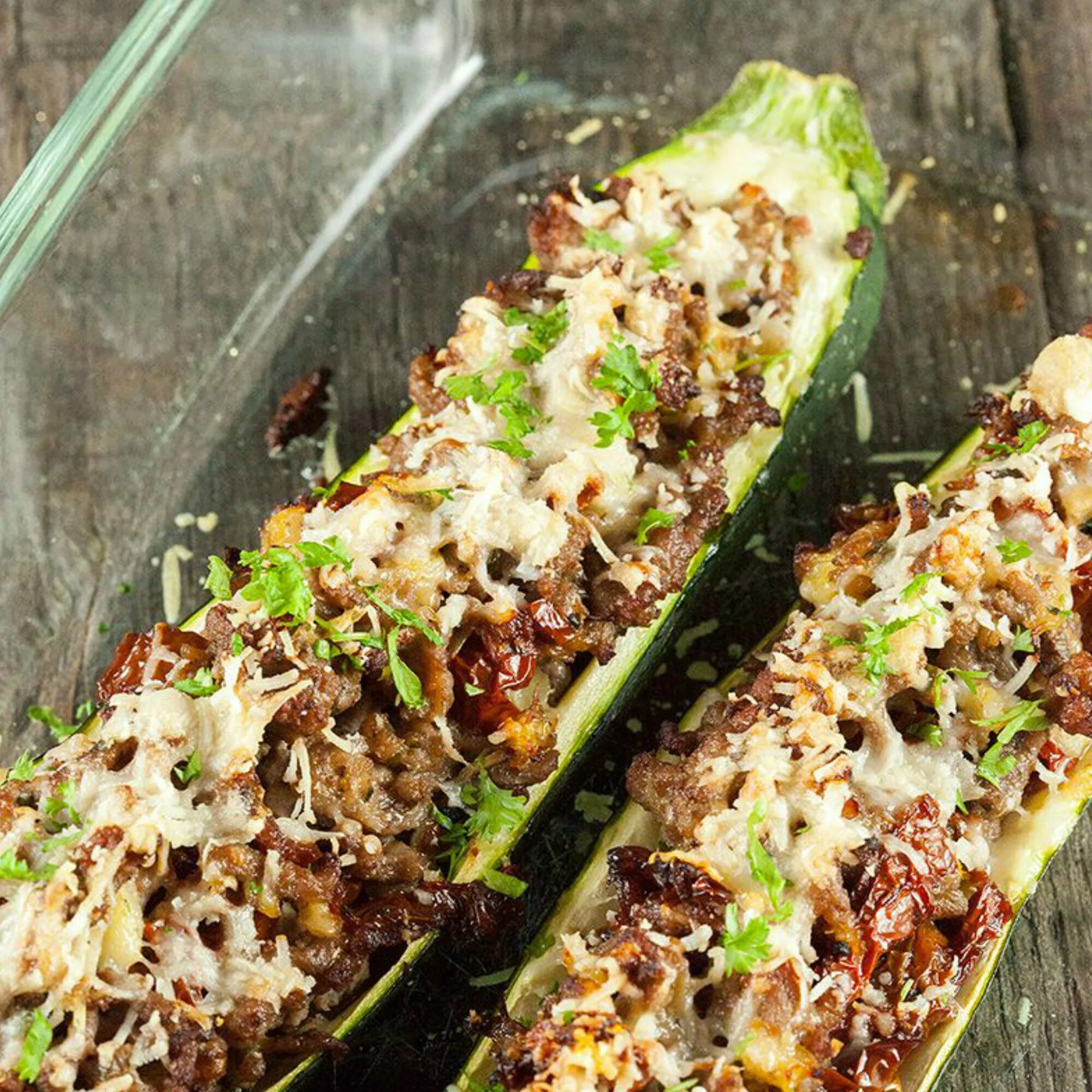 Как приготовить кабачки с мясом в духовке. Фаршированные кабачки цукини. фаршированные кабачки myasom. фаршированные цукини с фаршем. цуккини фаршированные фаршем запеченные в духовке.