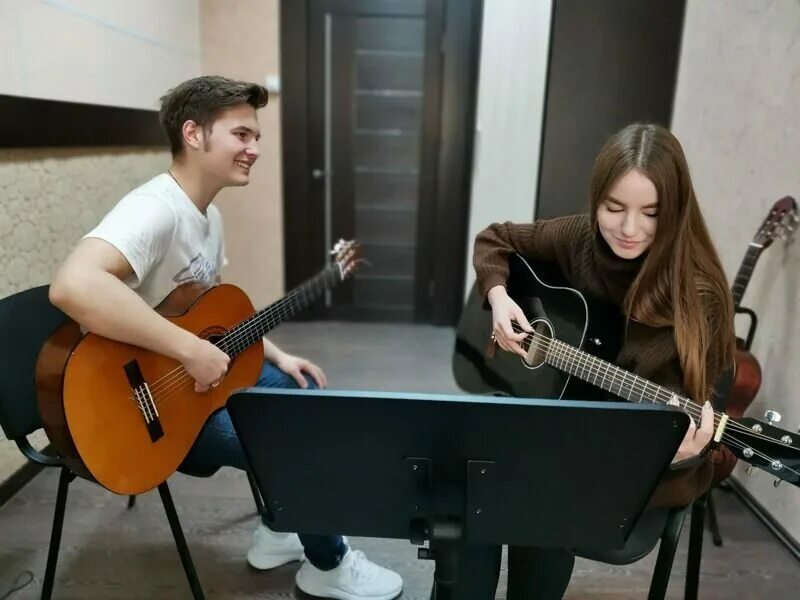 Курсы игры на гитаре в москве. Репетитор игры на гитаре. групповые занятия гитарой. кружок по игре на гитаре москва. игра на гитаре курсы в москве.
