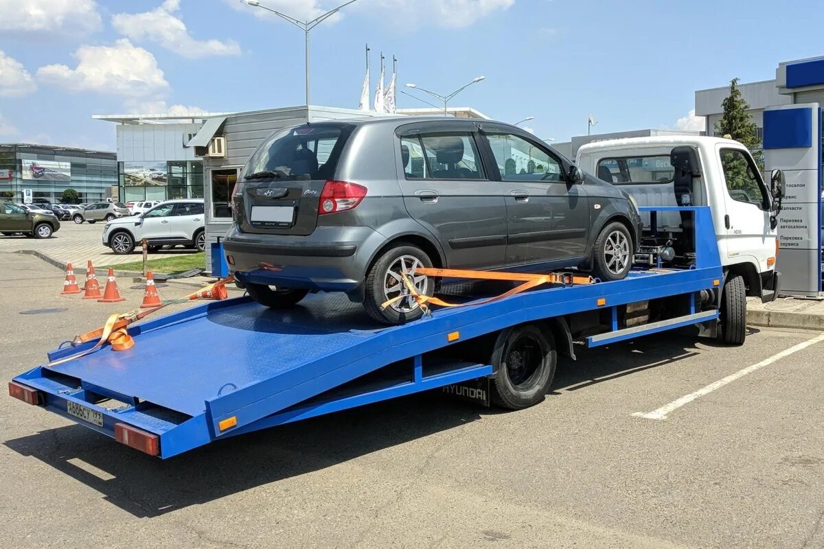 Грузовой эвакуатор картинки. Машина на эвакуаторе. Iveco daily эвакуатор. Эвакуатор для перевозки автомобилей. Машина на эвакуаторе.