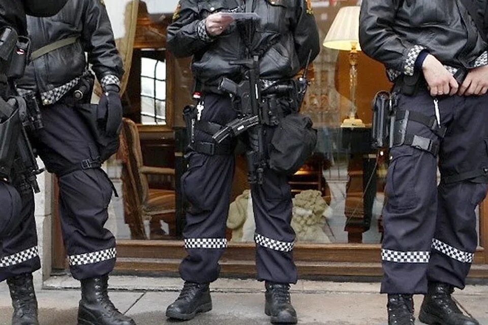 Колпак спецслужб. Полиция Норвегии. Спецслужбы Норвегии. Форма полиции Норвегии. Норвегия полиция задержание.