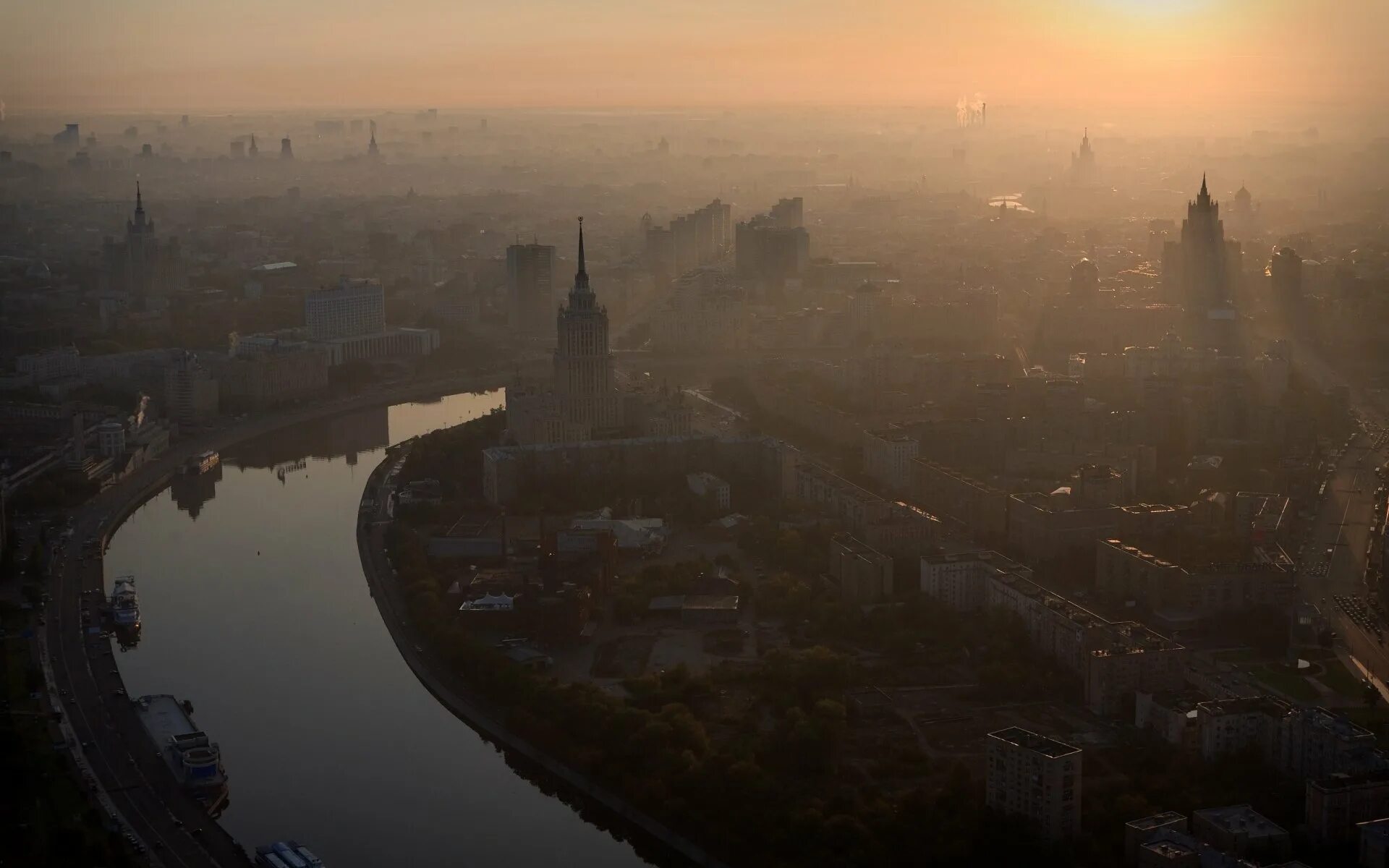 Москва Сити в тумане. Туман в Москве. Панорама Москвы. Красивые виды Москвы. Давно не был в этом городе