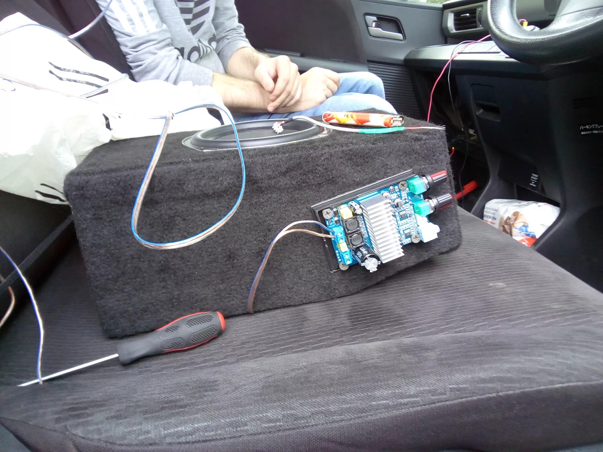 Сабвуфер под сиденье ваз 2110. Сабвуфер под сиденье рено логан 1. Сабвуфер ваз 2112 под сиденье. Сабвуфер под сиденье 800 ватт. Саб в сиденье.