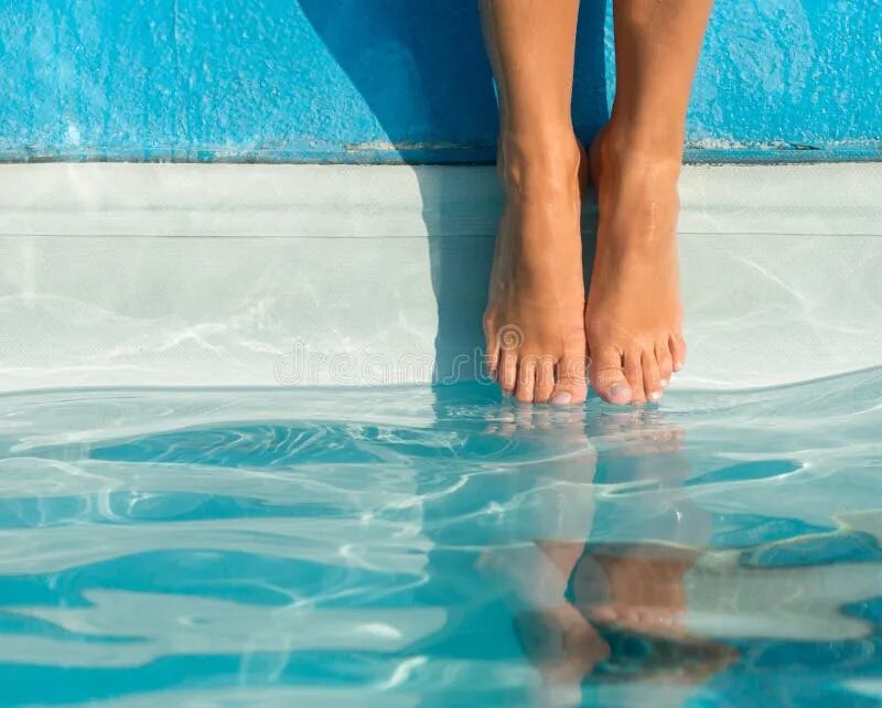 Какая вода для ног. Женские ступни в бассейне. Ступни женщина на белом матрасе. Массаж ног в воде. Пляжная зона ножки в воде.