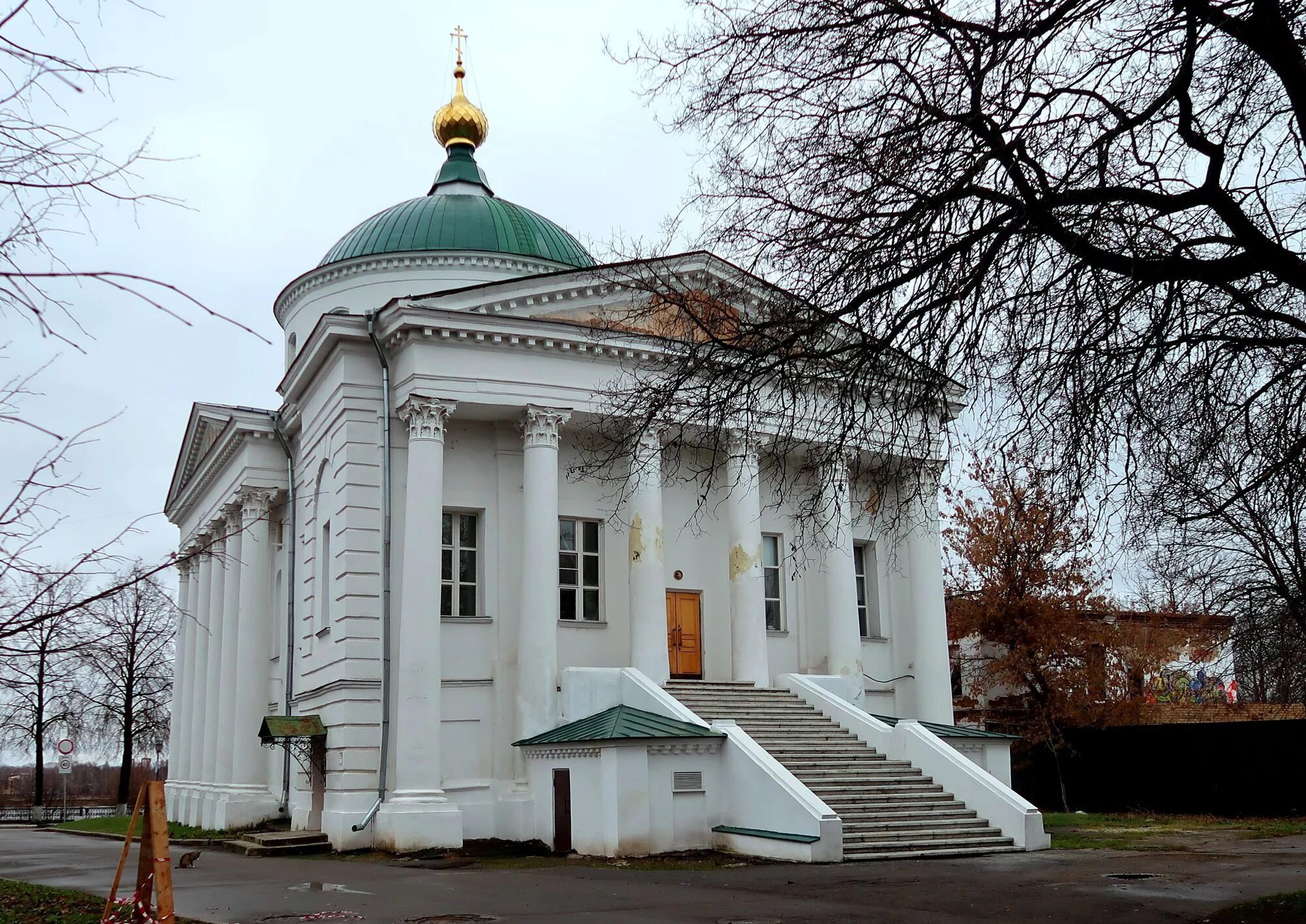 Храм свт тихона ярославль. Ильинско-тихоновская церковь ярославль. Тихоновский храм ярославль. Свято-тихоновский храм ярославль брагино. Тихоновская церковь ярославль.