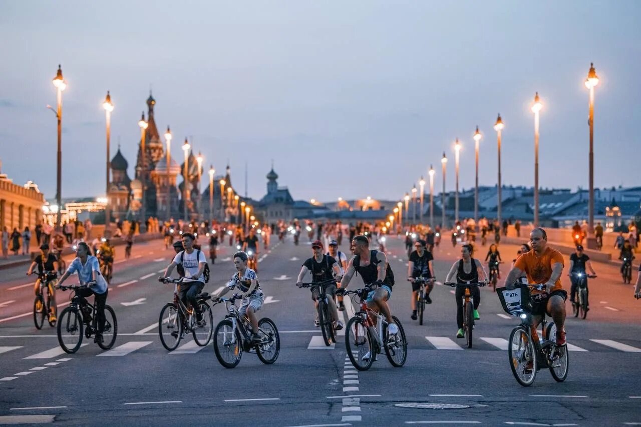 Ночной велопарад 2022. Весенний велофестиваль 2023 в москве. Московский весенний велофестиваль 2024. Осенний велофестиваль 2022. Велосипедист фото.