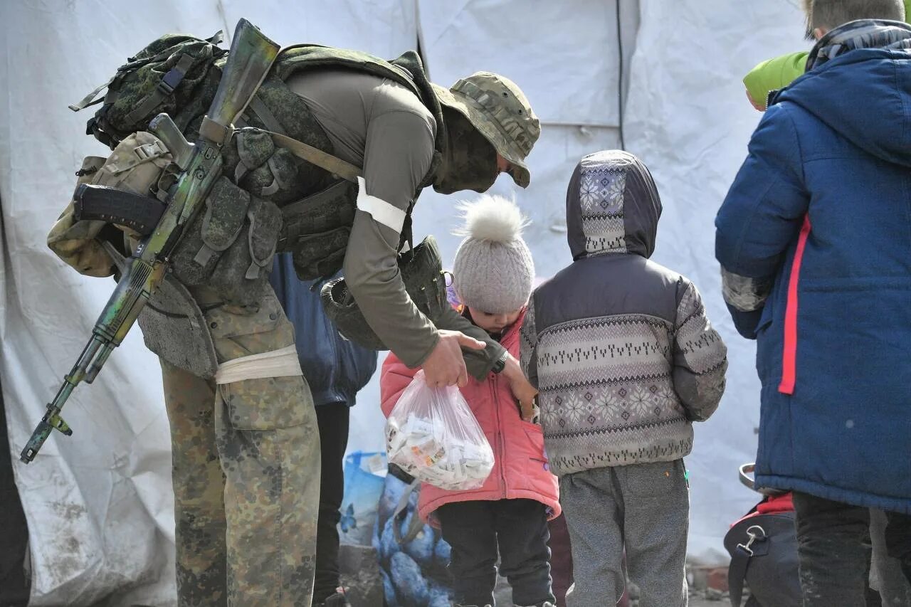 Мирные жители дети. Российский солдат с ребенком. Российские войска спасают детей на Украине. Российские военные и дети Украины. Спецоперация на Украине мирные.
