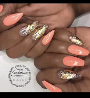 Маникюр коралловый золотым