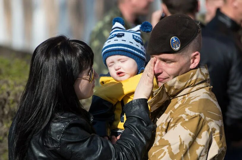 Военная семья. Военные и их семьи. Военнослужащие и их семьи. Военный с женой и ребенком. Солдат с семьей.