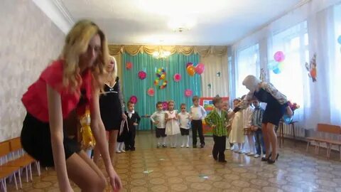 Воспитательница на утреннике