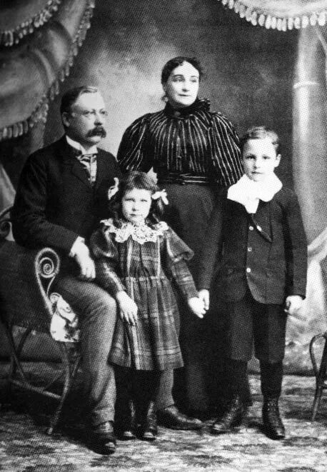 Семья викторианской эпохи 1620-1820 г. Викторианская семья the hughes family. Старинные семейные снимки. Чехов с друзьями. Викторианская семья the hughes family.