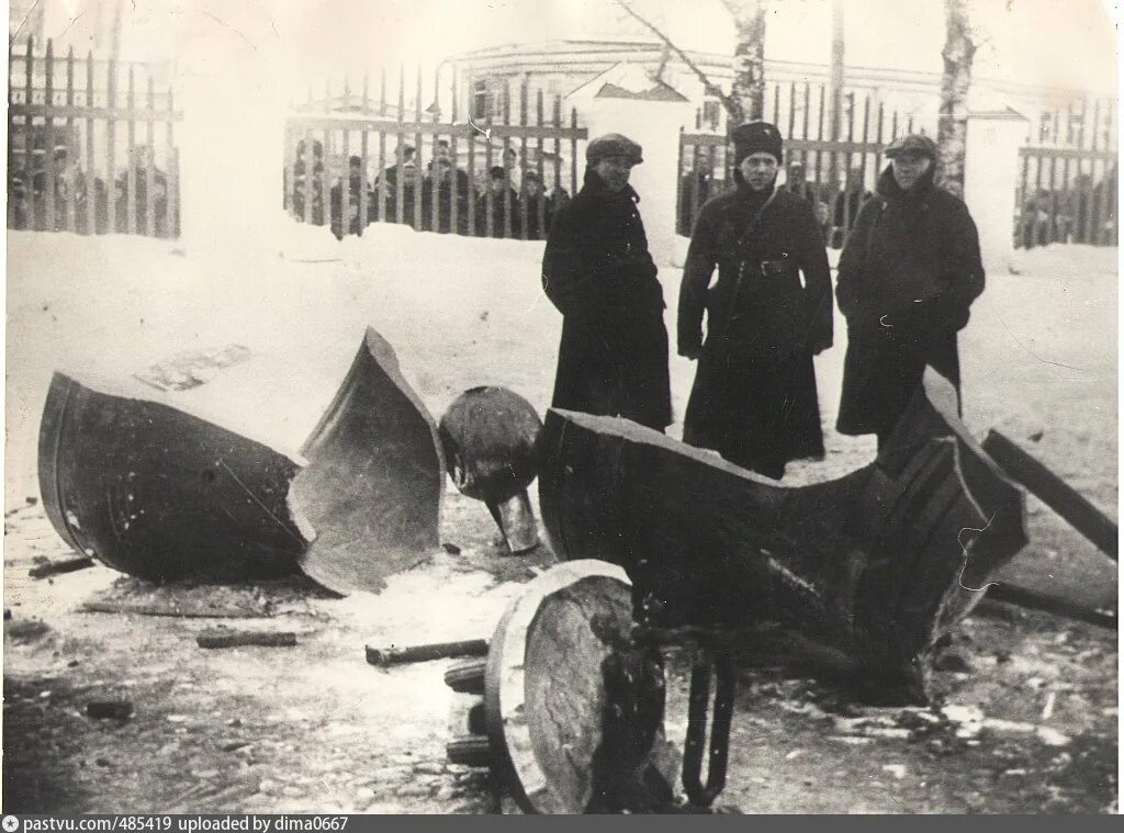 Церковь после революции. Разрушение колоколов. Разрушенный храм. Сбрасывают колокола с церквей. Разрушение храмов большевиками.