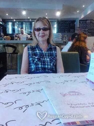 девушка с объявлением. девушка с объявлением. русские объявления. индивидуальные объявления женщин. улов из социальных сетей ковры.