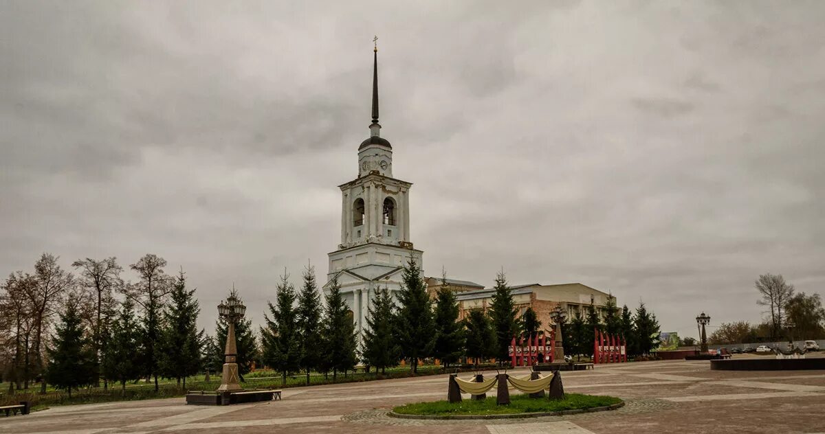 Севск площадь города. Брянская обл г севск. Крестовоздвиженский женский монастырь севск. Брянская обл г севск. Севский крестовоздвиженский женский монастырь.