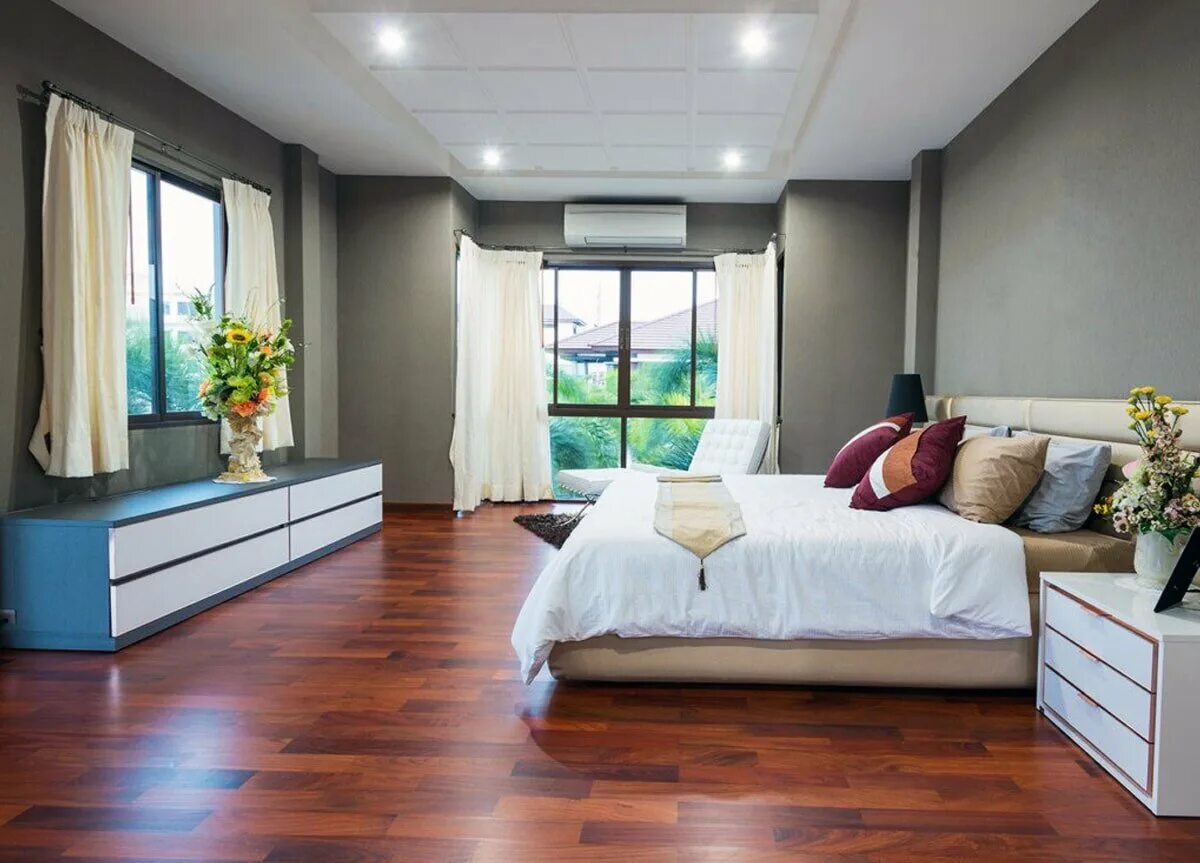 Лучшее размещение. Телевизор в углу спальни. Лучшее размещение. Удобное рабочее место. Комната с компьютером.