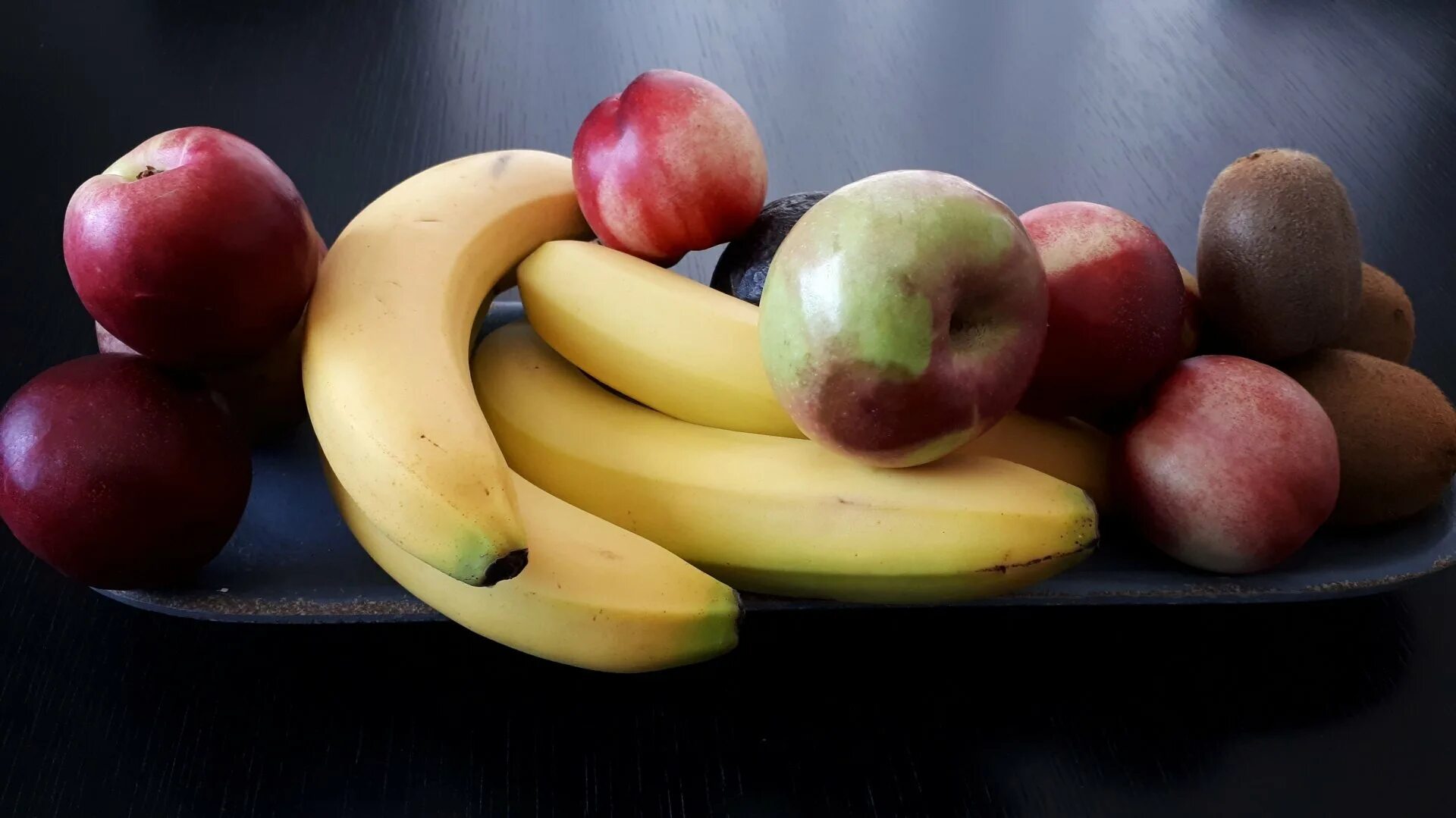 I like bananas apples. Фрукты бананы яблоки. Яблочные бананы. Яблоко и банан Эстетика. Яблоко и банан фото.