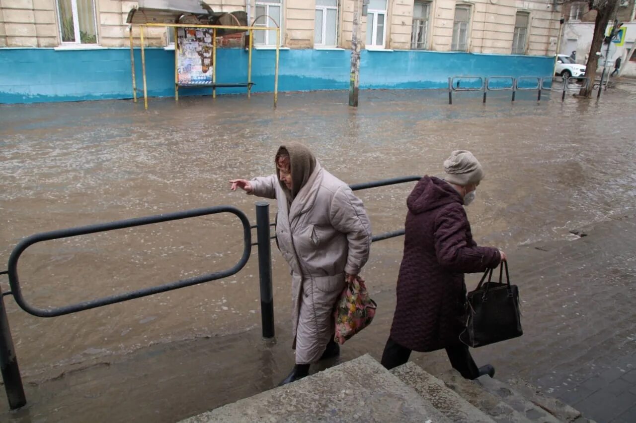 Шторм в Астрахани 2022. Дом на воде. Ураган в Астрахани. Шторм в Астрахани 2022 год. Почему нет воды астрахань сегодня