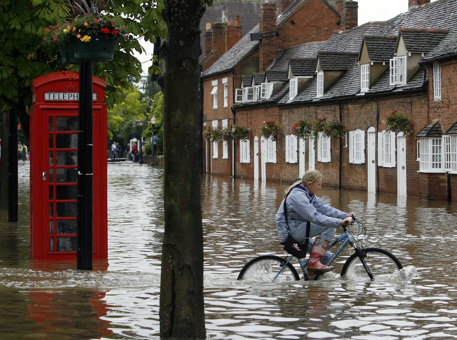 The british climate. Дождь в Великобритании. Дождливая Англия. Климат Англии. Дождь в Лондоне.