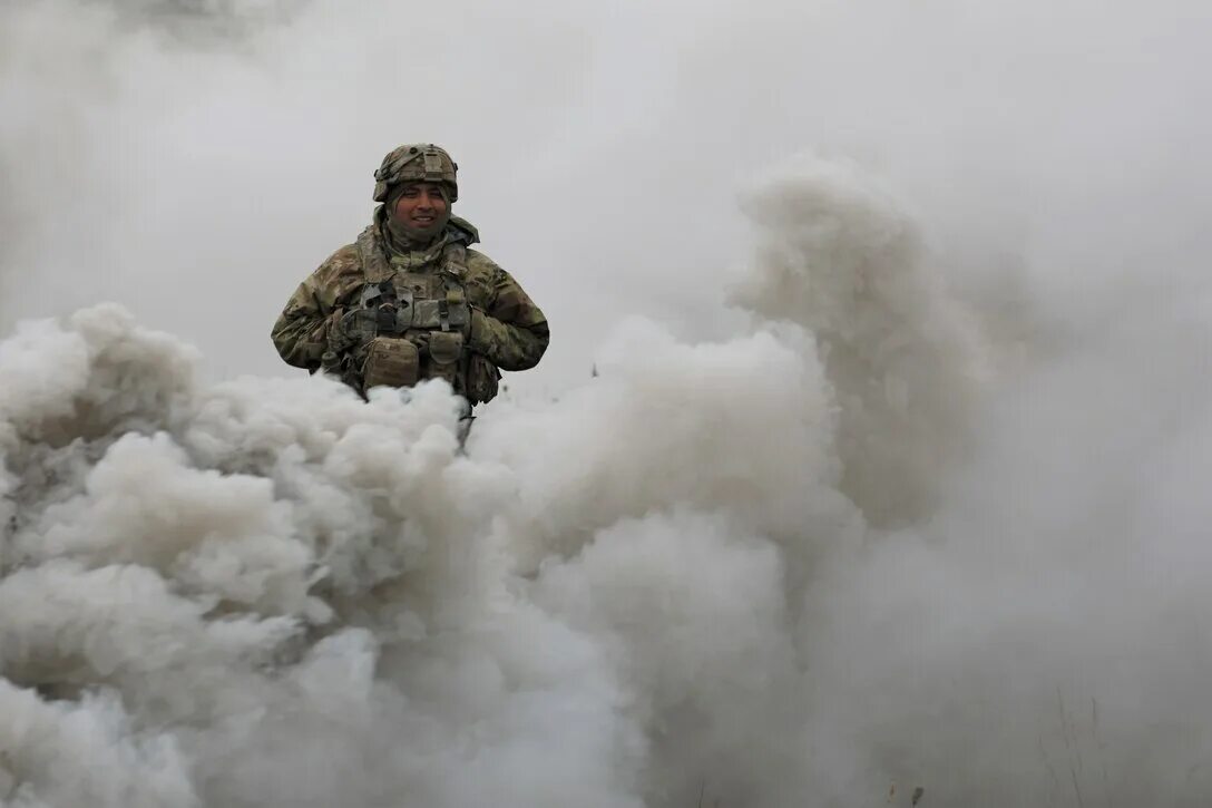 Through the smoke. Soldier smoke. румынский солдат 2025. soldier smoke 6n7.