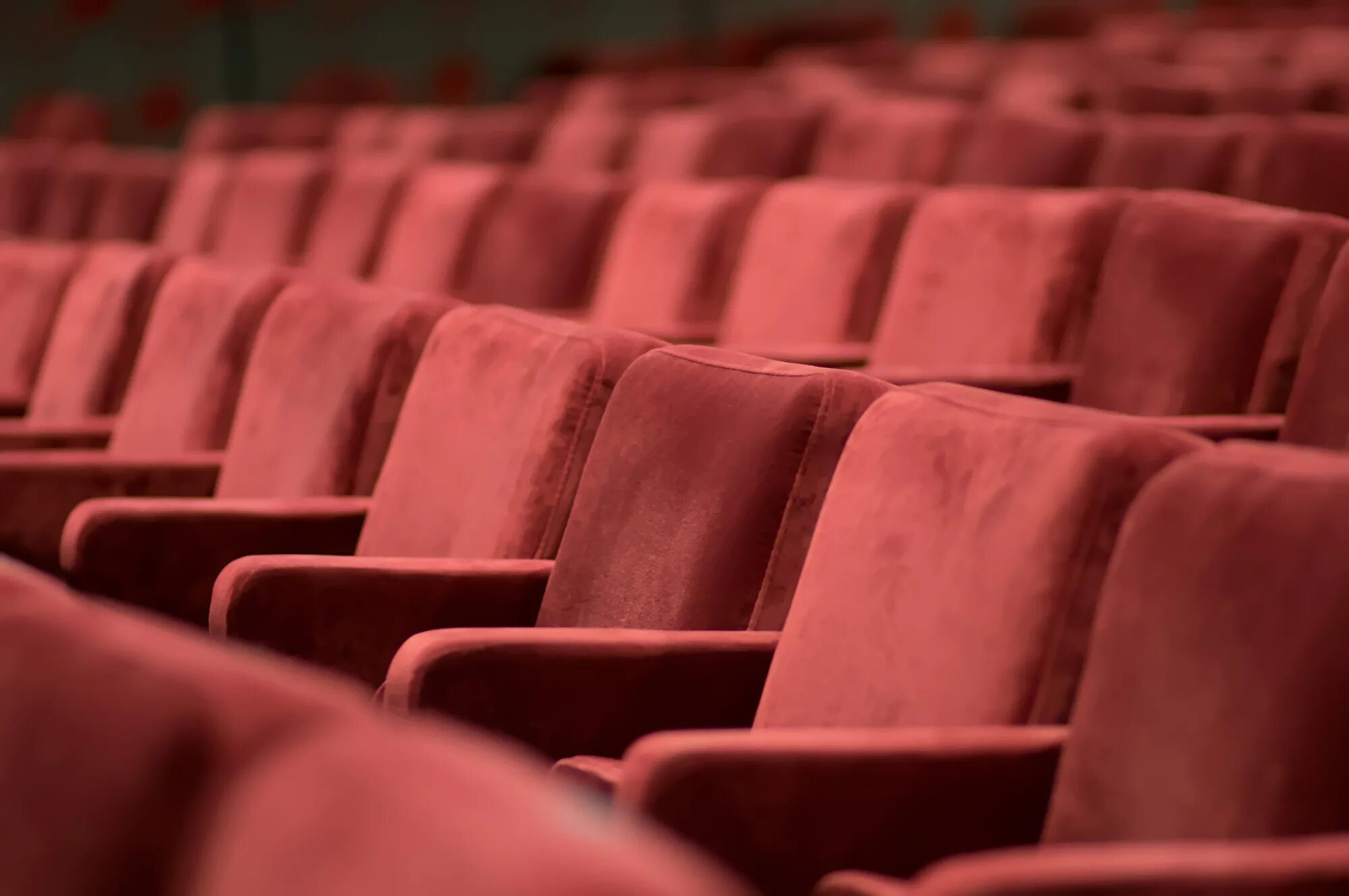 Theatre seats. Зрительный зал с бордовыми креслами вид на сцену. Зрительный зал в театре Дуровой фото.