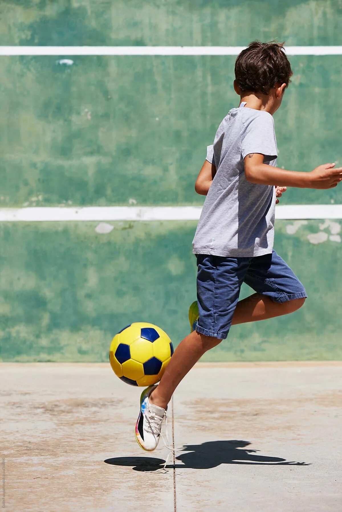 Children do sports. Спорт дети. Спорт футбол дети. Детский футбол тренировки. Футбол картинки для детей.