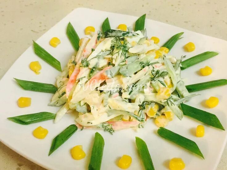 Салат с крабовыми палочками и кукурузой и огурцом. Салат с крабовыми палочками огурцом луком. Салат с крабовыми палочками и огурцом. Салат с крабовыми палочками и огурцом. Салат с крабовыми палочками и грибами.
