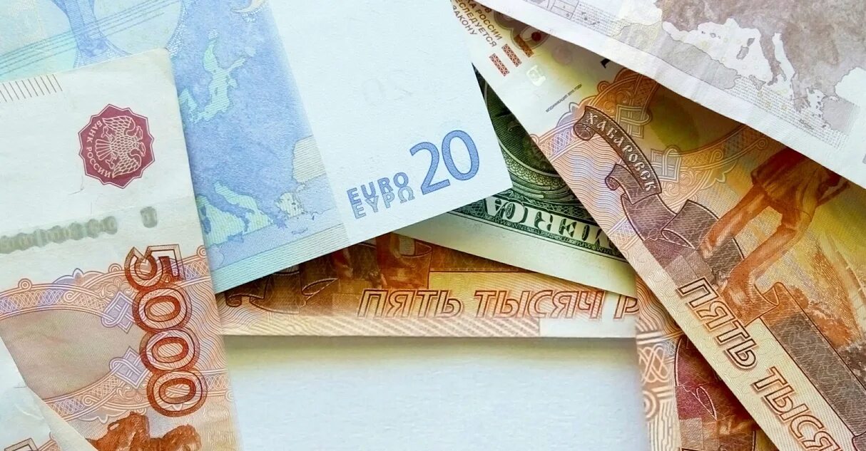 Российская валюта. Евро в рубли. Валюта России рубль. Две тысячи рублей. Продажа наличных денежных средств