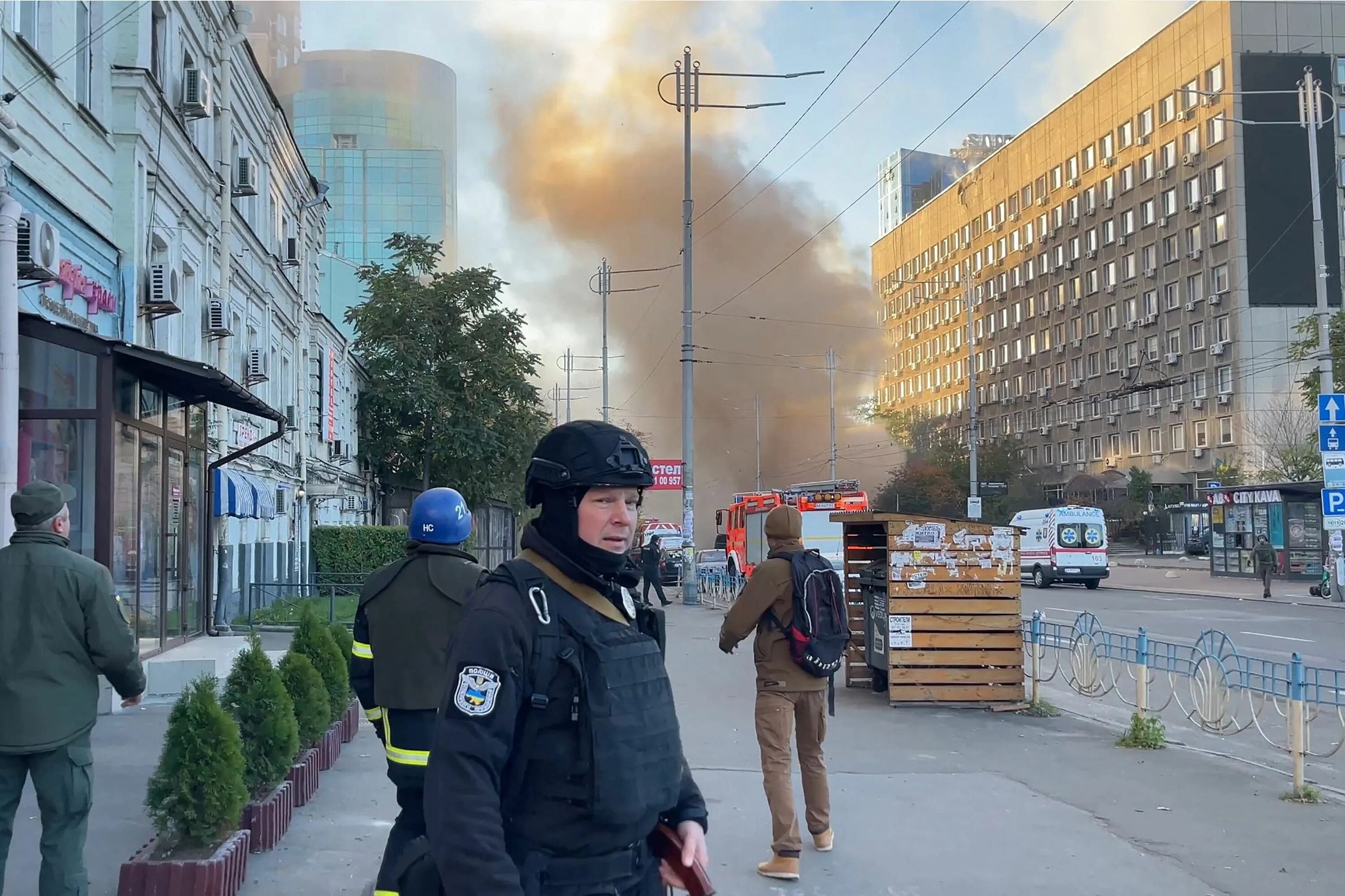 В воронеже объявлена тревога. Взрывы в Киеве. Пожар в Киеве. Человек в центре города.