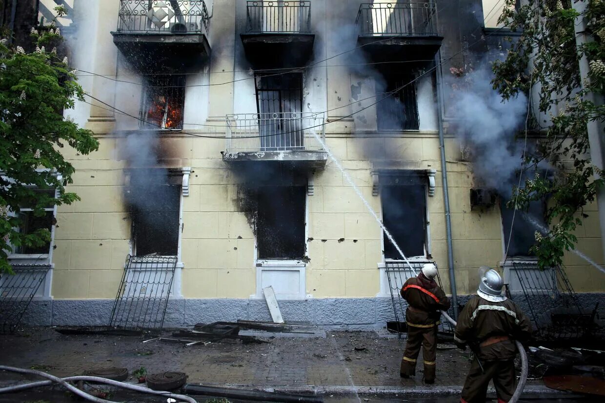 5 мая 2014 г. Сгоревшее здание милиции в Мариуполе.