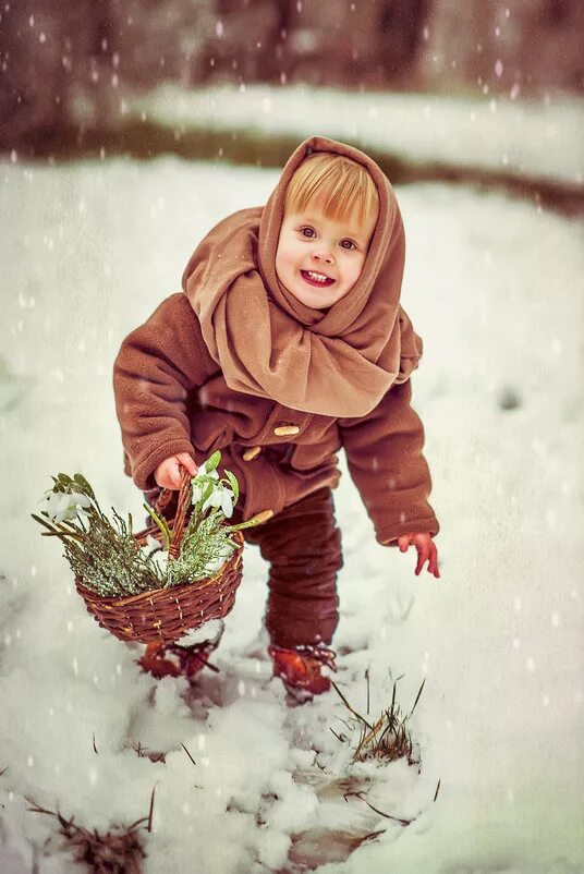 Зимняя девочка тема. Подснежник для детей. Дети весной. Девочка зимой. Девочка с подснежниками.
