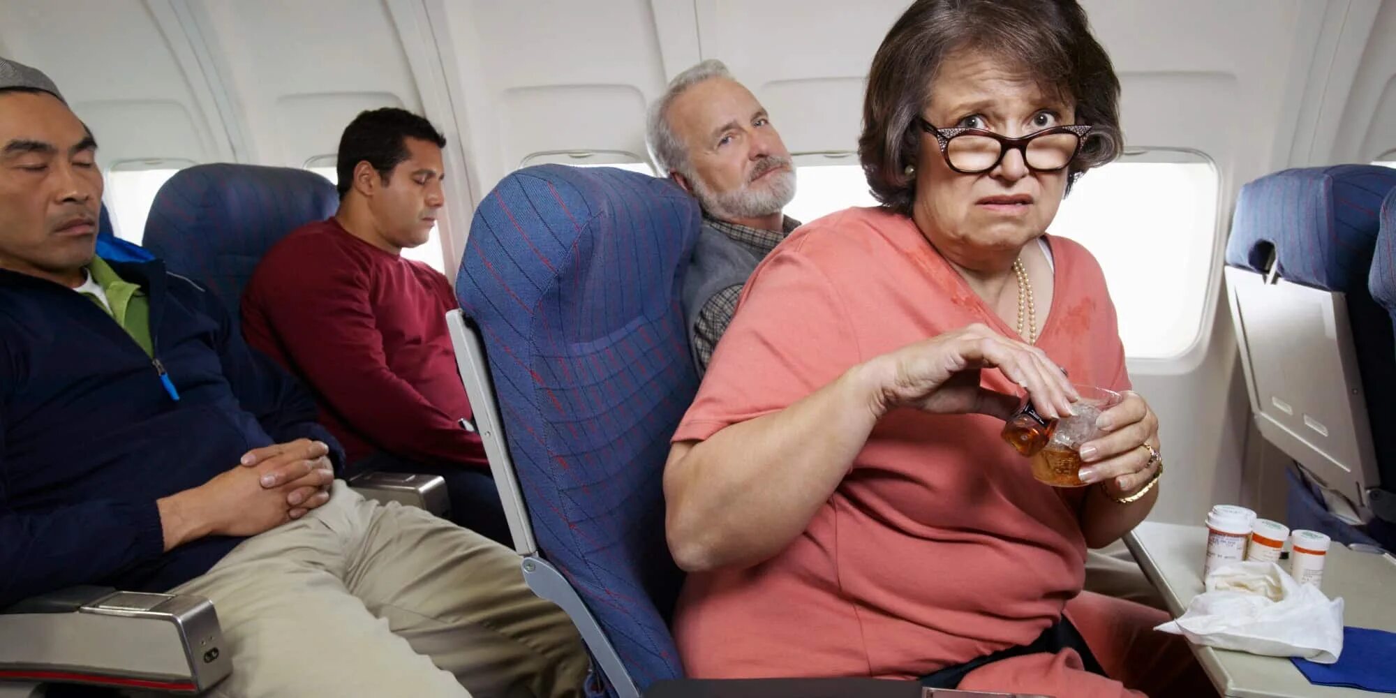 Самолет с пассажиром. Пенсионеры в самолете. Боязнь летать на самолете. Бабушка в самолете.