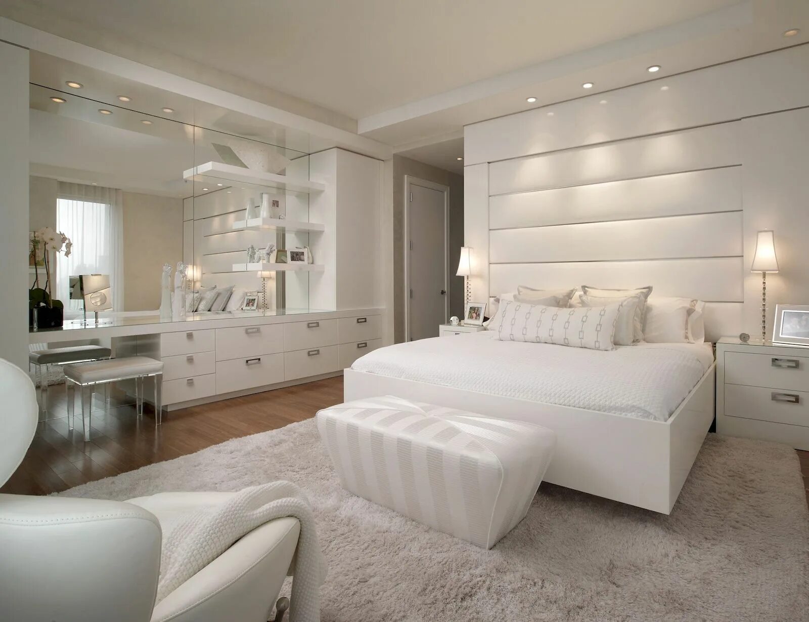 Мебель в квартире спальня. Спальня в белых тонах. Спальня в современном стиле. Спальня в светлых тонах. Красивая стильная спальня.