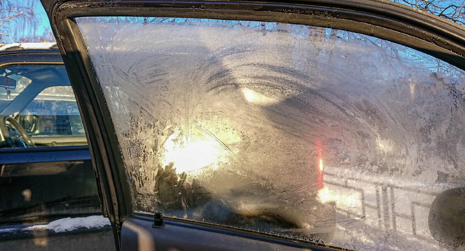 Лобовое стекло машины изнутри. Почему замерзают окна внутри машины зимой. Замерзшие стекла автомобиля. Запотевшие стекла автомобиля. Замерзшее лобовое стекло.