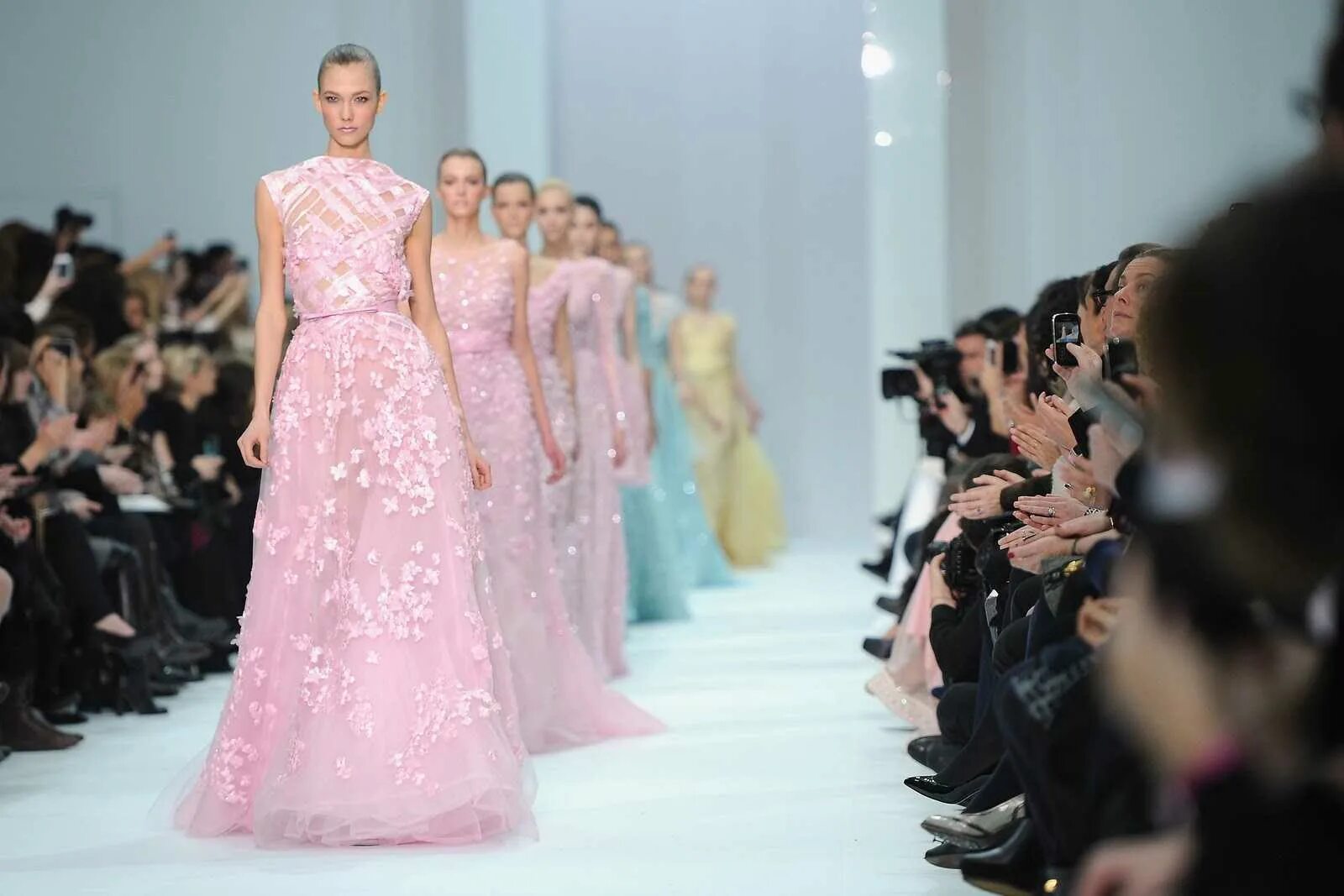 Эли Сааб ливанский дизайнер. Elie Saab платья 2022. Elie Saab Haute Couture 2023. Эли Сааб Свадебные платья 2022. Выпускные платья 2024 тренды фото