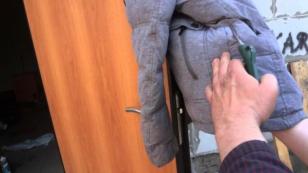 Свалялся синтепон в куртке. Пух внутри куртки свалялся после стирки. сваляется пух после стирки. синтепон после стирки. свалялся синтепон.