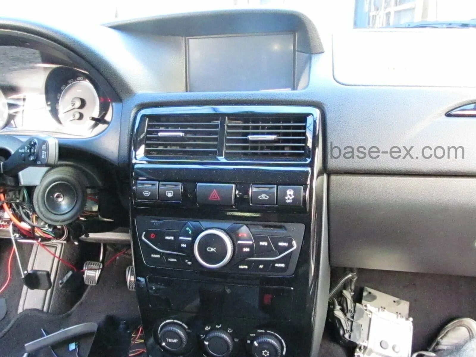 Демонтаж штатной магнитолы лада приора. Магнитола приора 2012 разъемы. Штатная 2 din магнитола для лада приора. Как снять штатную магнитолу на приоре. Демонтаж штатной магнитолы лада приора.