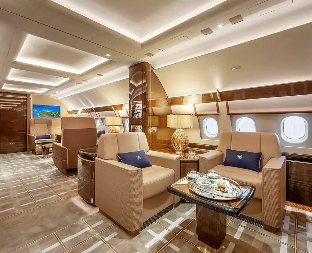 Luxury much. Частный самолет Airbus acj319. Бизнес Джет Аэробус 320 Нео. Airbus 380 внутри президентский Люкс. Boeing 320 бизнес Джет.