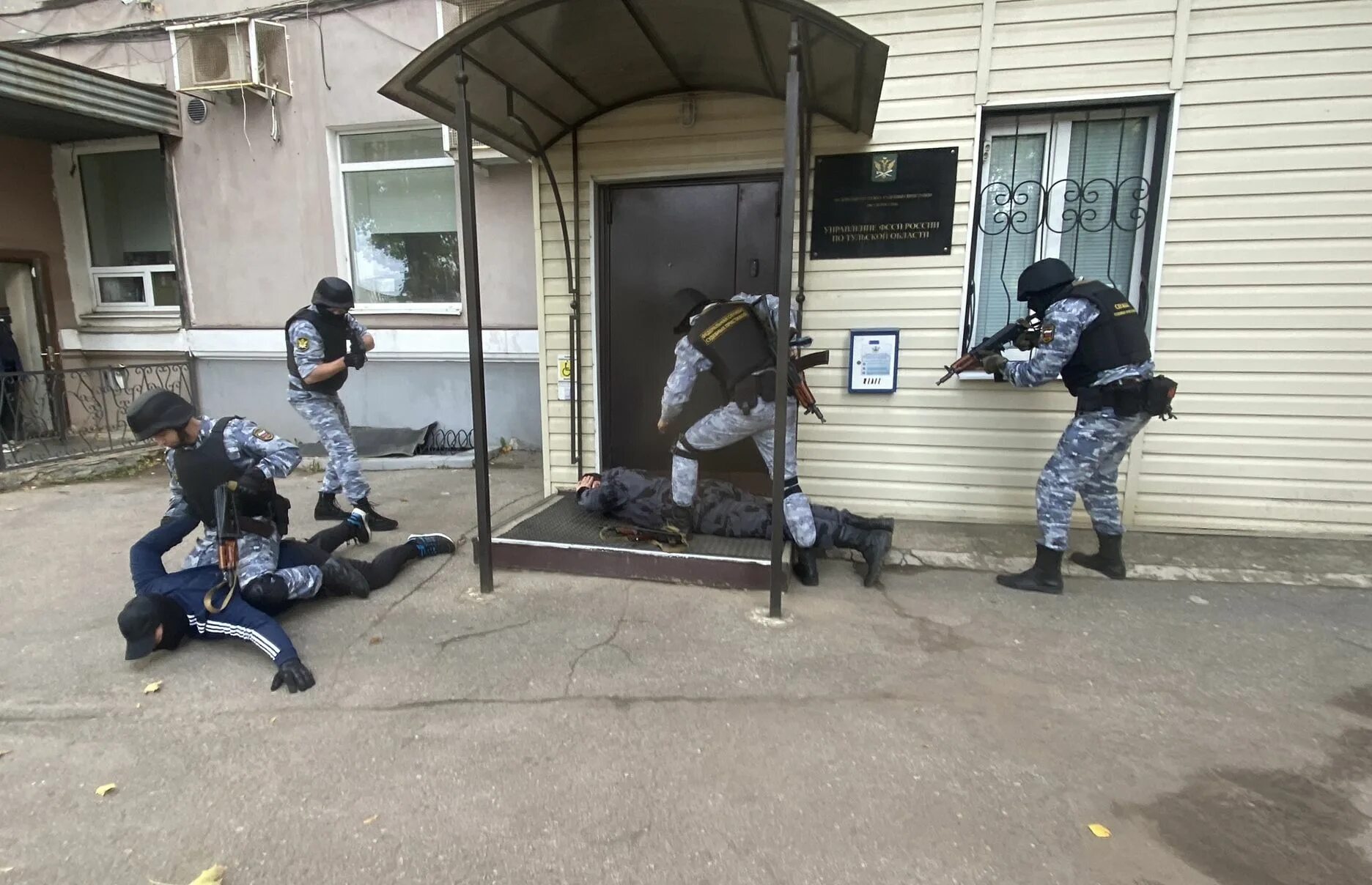 Тренировка вооруженное нападение. Вооруженное нападение. Вооруженное нападение в здание ДОУ. Вооруженное нападение на улице. Вооруженные нападения в России.