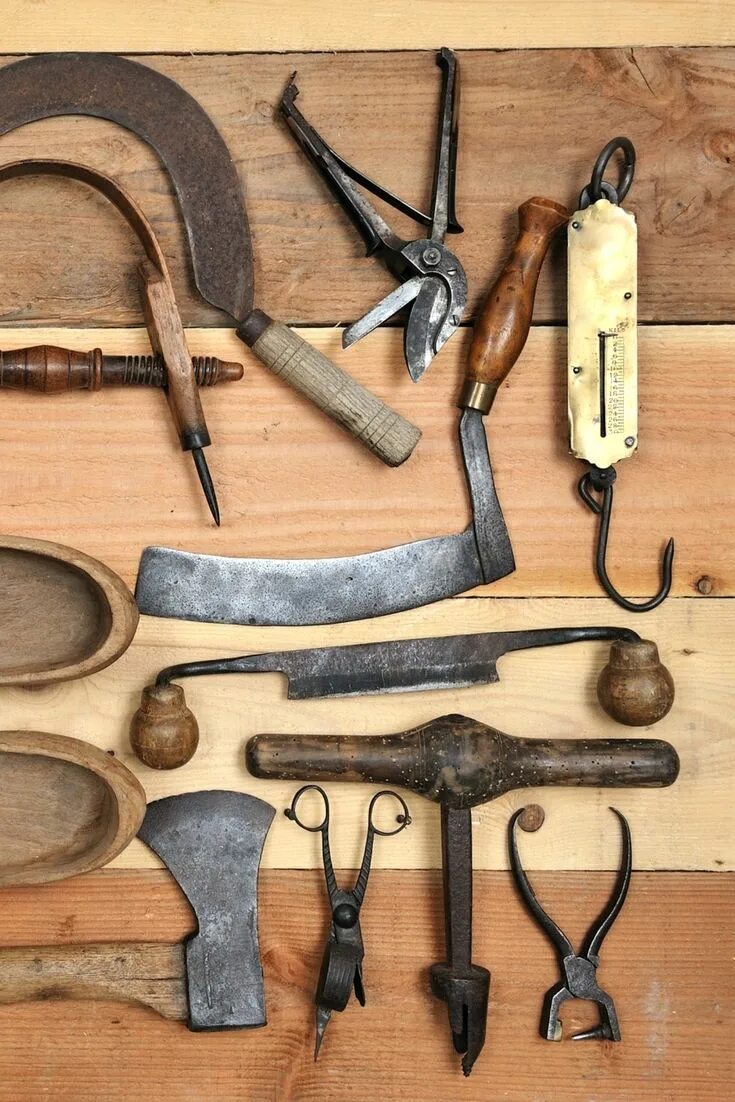 Старинный инструмент плотника. Старинные инструменты. старинный плотницкий инструмент. инструменты плотника. антикварный инструмент.